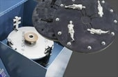 ゴム型の中にピューターが入っている