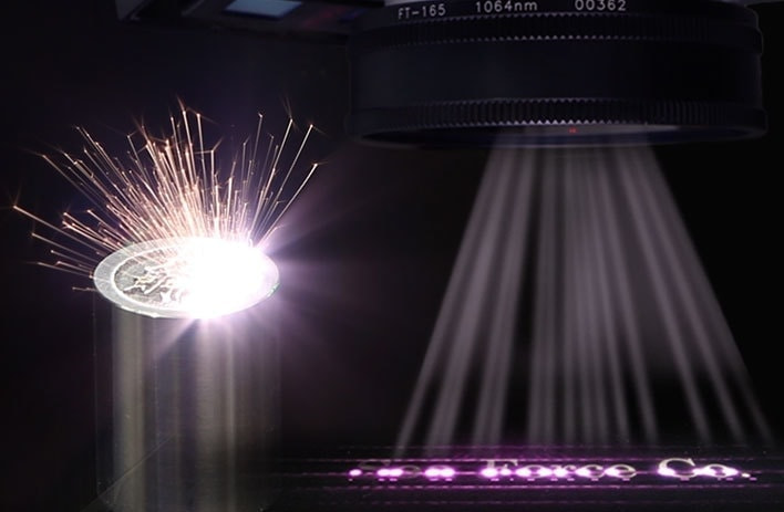 金属にレーザー彫刻をしている