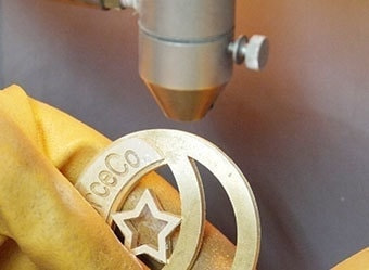 ペンダントをマット加工している