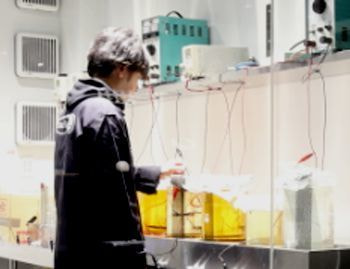 メッキをしている職人