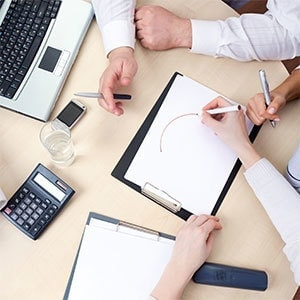 打ち合わせしている人達